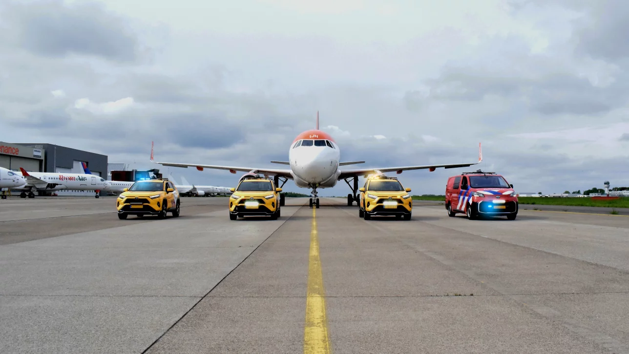Airport follow me voertuig voorzien van professionele voertuigsignalering, LED-waarschuwingsverlichting en camerasystemen voor luchthavenveiligheid.