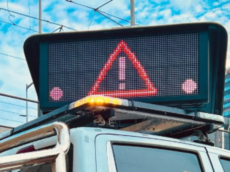 TACTIC dakdripsysteem met 360 graden roteerbaar LED-display voor luchthavenvoertuigen en airside operaties