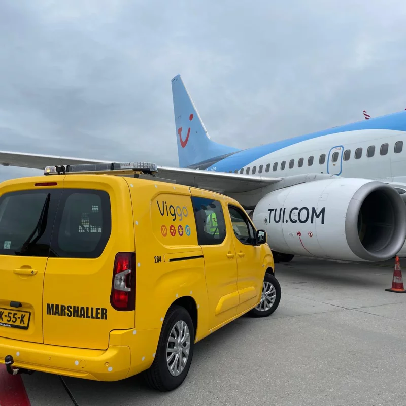 Luchthavenvoertuig met signalering volgens CAP 168 richtlijnen voor veilig gebruik op airside terreinen.