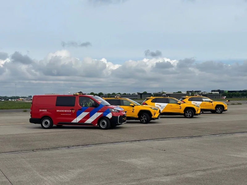 Toyota proace met 3 toyota RAV4's opgebouwd door Marelko