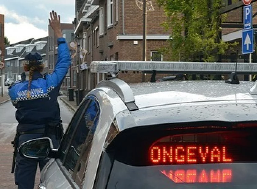 H565-R tekstbord gemonteerd achter de achterruit van een voertuig met tekst “ONGEVAL”
