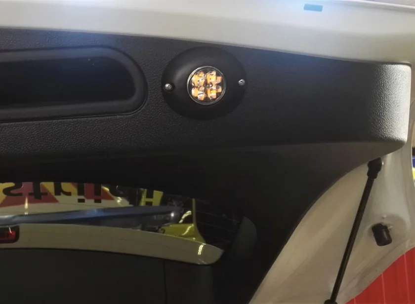 LED flitser model 4-2420 gemonteerd in de achterklep van een hulpverleningsvoertuig door Marelko