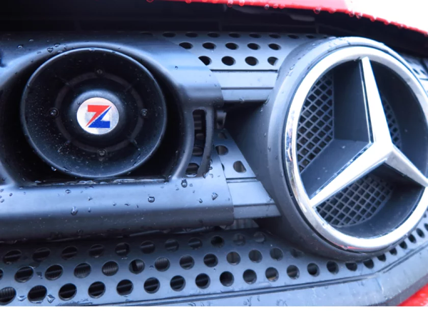 Haztec 8-7050-RC speaker gemonteerd achter de grille van een Mercedes door Marelko