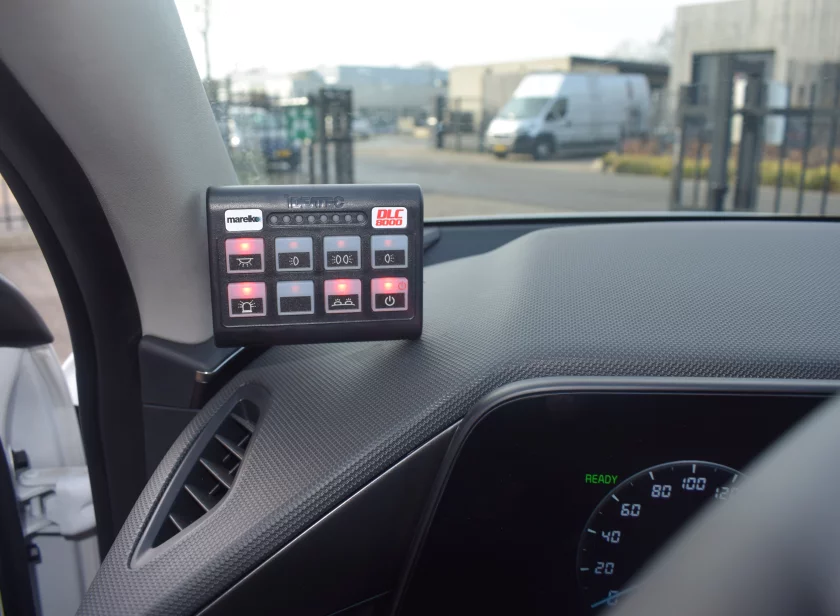 DLC8000 bedieningspaneel op het dashboard van een voertuig door Marelko