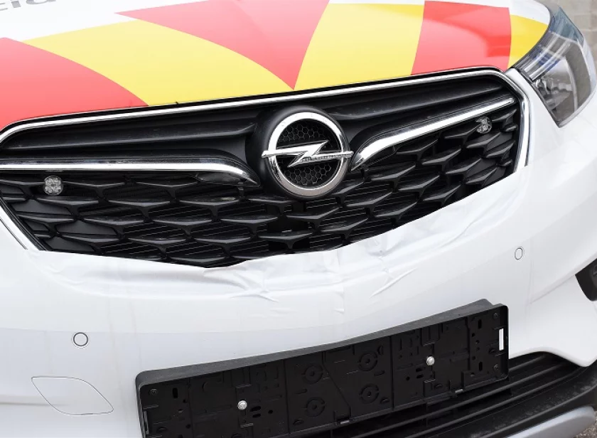 Flitserset model 4-2420 geïntegreerd in de grille van een Opel voertuig door Marelko