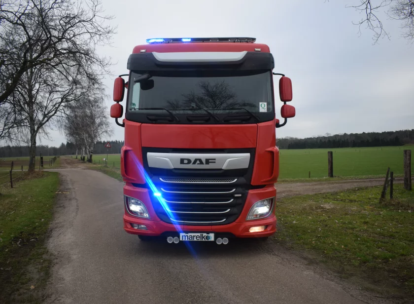 Blauwe SoundOff Signal Bolt 2 flitser gemonteerd op een DAF vrachtwagen door Marelko