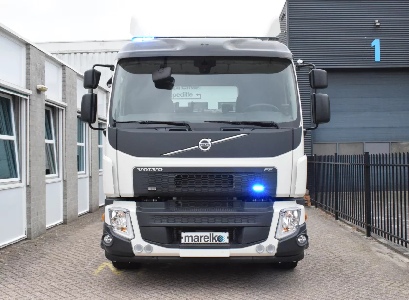 Blauwe SoundOff Signal Fascia mPower 4 inch 2x dual flitser gemonteerd in de grille van een Volvo vrachtwagen door Marelko