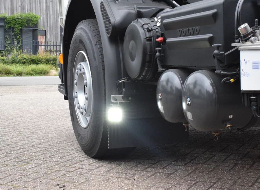 LED werklamp model 467 brandend gemonteerd bij het achterwiel van een vrachtwagen door Marelko