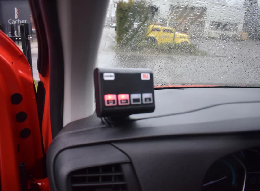 DLC4000 bedieningspaneel ingebouwd in het dashboard van een voertuig door Marelko