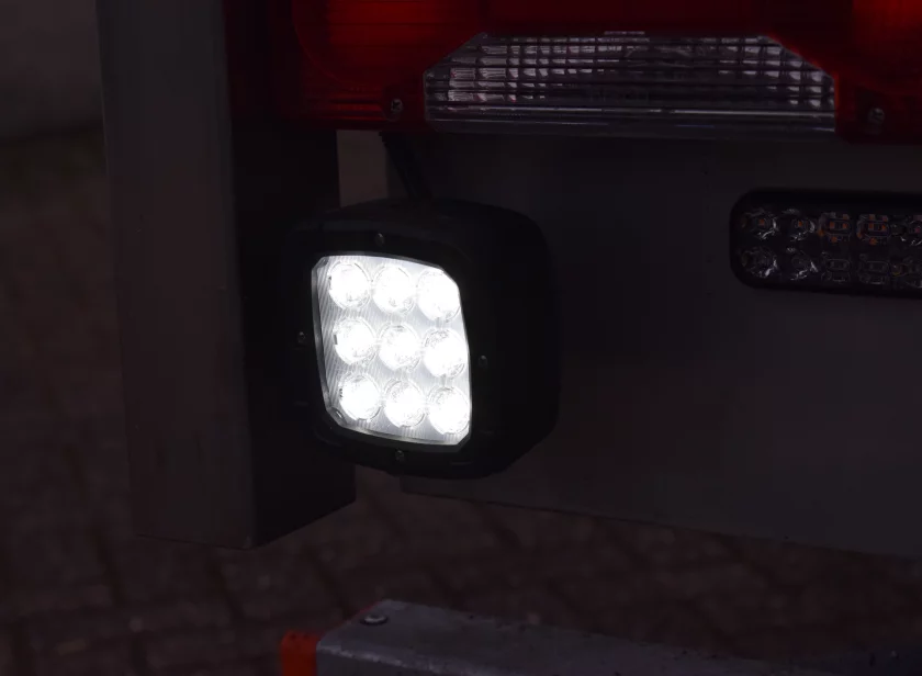 LED werklamp model 467 brandend gemonteerd aan een voertuig door Marelko