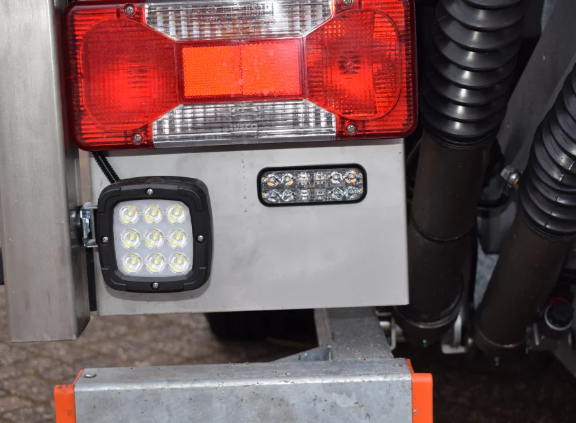 LED werklamp model 467 gemonteerd onder de achterzijde van een voertuig door Marelko