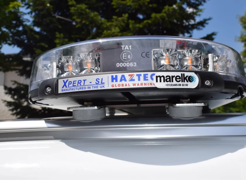 Zijaanzicht Haztec Xpert SL dakset met amber signalering gemonteerd op voertuig door Marelko