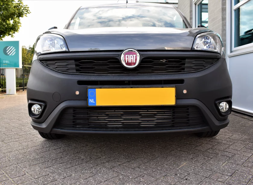 LED flitsers model 4-2420 gemonteerd in de voorbumper van een Fiat bedrijfswagen door Marelko
