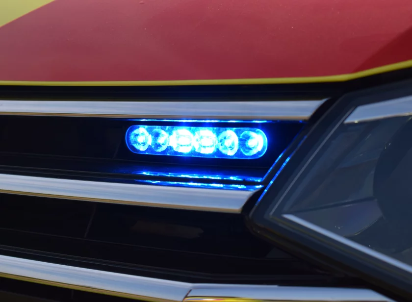Detail van blauwe SoundOff Signal Fascia mPower 4 inch grilleflitser van Marelko