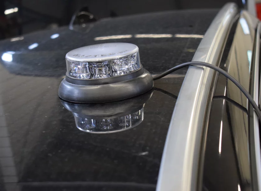 Haztec Impact ELP LED beacon met magneetmontage en kabel op het dak van een voertuig van Marelko