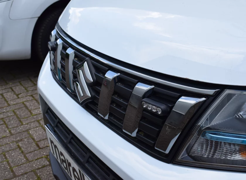 SoundOff Signal Fascia mPower 3 inch grilleflitser gemonteerd op een Suzuki door Marelko