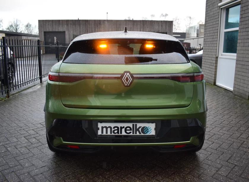 Amber mPower Fascia flitsers met Dual Window Shroud gemonteerd achter de achterruit van een Renault door Marelko