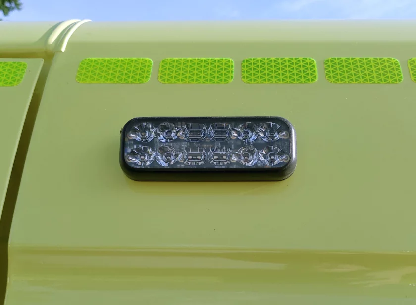 SoundOff Signal Fascia mPower 4 inch 2x dual flitser gemonteerd op de achterzijde van een voertuig door Marelko