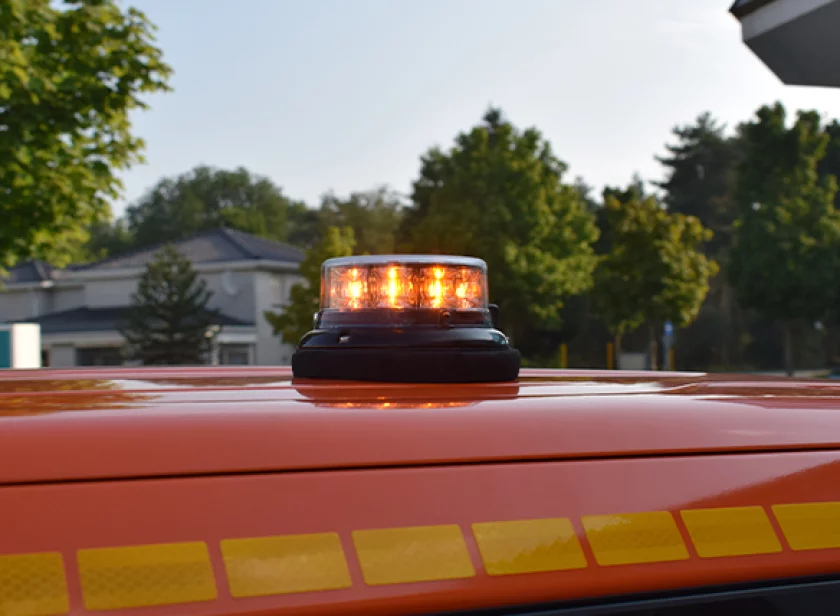 Amber Haztec Impact ELP LED beacon gemonteerd op het dak van een hulpverleningsvoertuig door Marelko