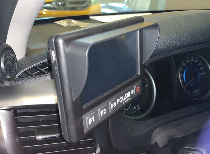 Ideatec Polaris bedieningsscherm met zonneklep gemonteerd op het dashboard door Marelko
