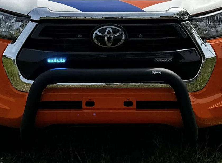Blauwe SoundOff Signal Fascia mPower flitser 4 inch geïntegreerd in de grille van een Toyota Hilux door Marelko