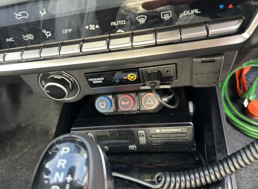 FAST-3 DLC bedienunit compact ingebouwd in het dashboard van een voertuig door Marelko