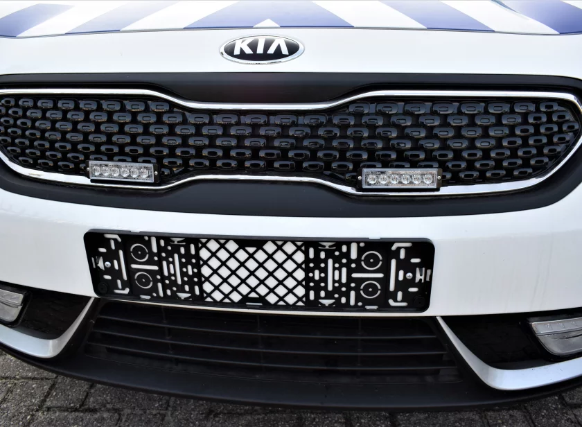Dubbele Ultra Slim 6 LED flitsers gemonteerd in de grille van een Kia door Marelko