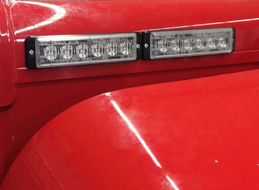 Ultra Slim 6 LED flitsers gemonteerd op een rood hulpverleningsvoertuig door Marelko
