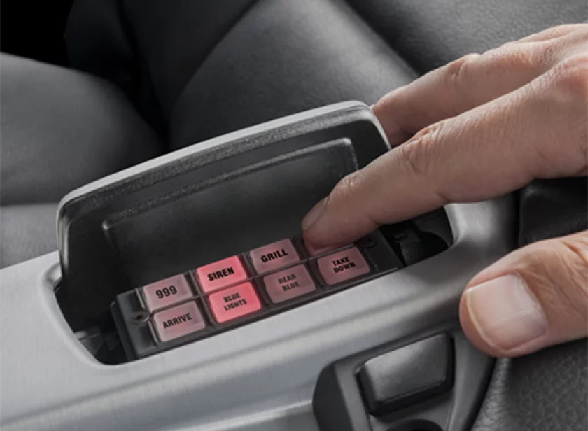 Tiny-8 compact bedieningspaneel weggewerkt in de middenconsole van een voertuig door Marelko