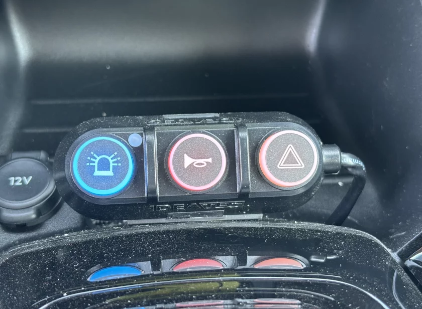 FAST-3 DLC bedienunit met drie knoppen gemonteerd in het dashboard door Marelko
