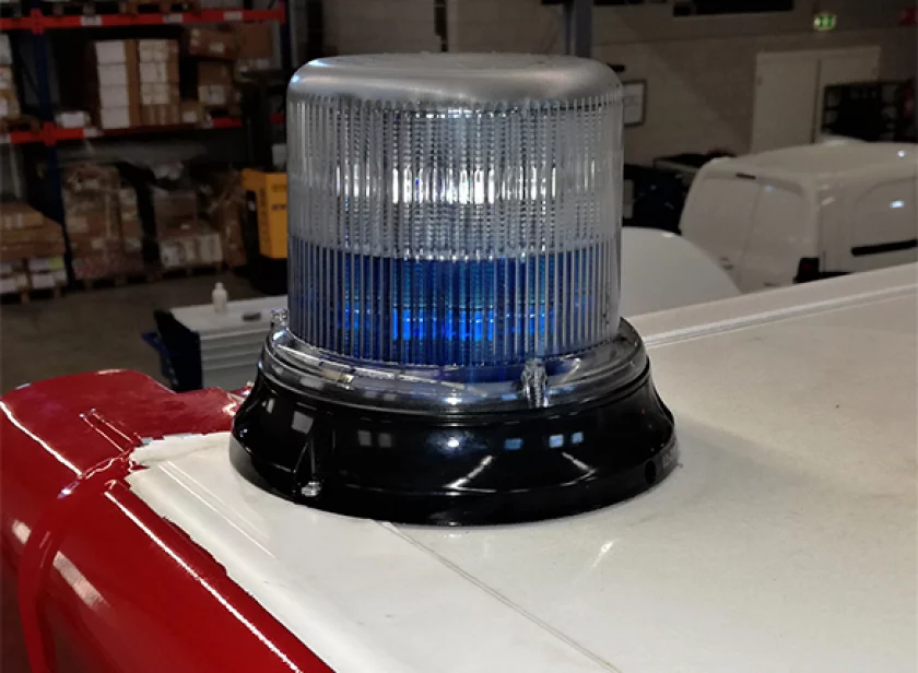 Haztec Impact DR LED beacon gemonteerd op het dak van een voertuig door Marelko