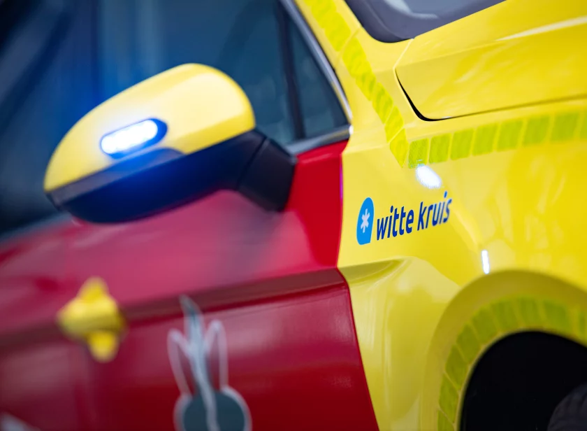 Blauwe SoundOff Signal Fascia mPower 3 inch flitser gemonteerd op de spiegel van een Witte Kruis voertuig door Marelko