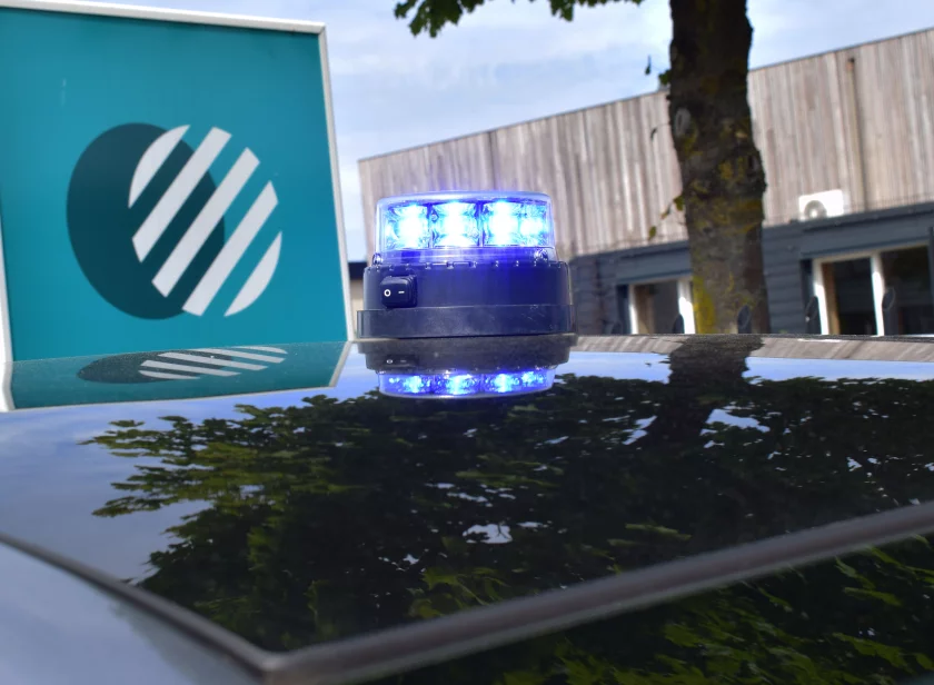 Blauwe Haztec Impact ELP LED beacon gemonteerd op het dak van een voertuig door Marelko