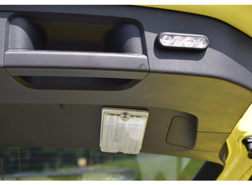 SoundOff Signal Fascia mPower 3 inch flitser gemonteerd in de achterklep van een hulpverleningsvoertuig door Marelko