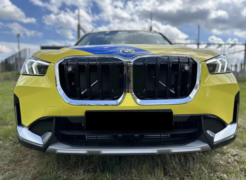 SoundOff Signal ML6 Flush Mount flitsers geïntegreerd in de grille van een BMW hulpverleningsvoertuig door Marelko