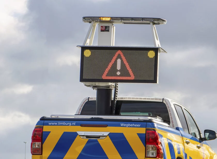 SoundOff Signal nFORCE dakset DRIP met amber LED-module en donkere kap van Marelko