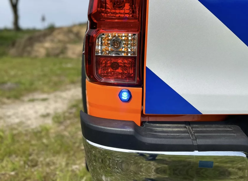 Blauwe SoundOff Signal ML6 Flush Mount flitser gemonteerd aan de achterzijde van een Toyota Hilux door Marelko