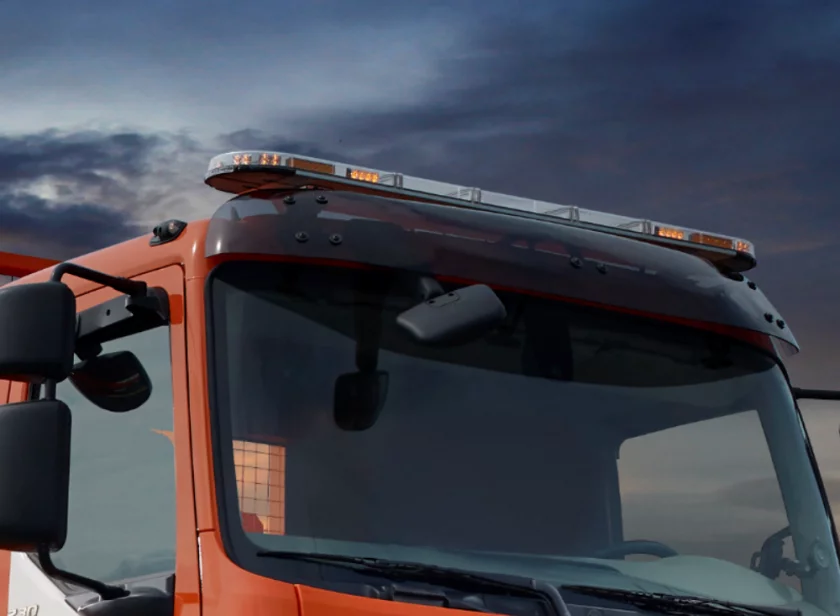 Haztec Xpert SL dakset met amber signalering op rood vrachtwagen voertuig van Marelko