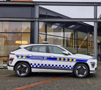Hyundai Kona handhavingsvoertuig met 48-inch Haztec Xpert dakset, SoundOff Signal Fascia mPower flitsers, achterklepflitsers, ModuLux-bediening en Marelko signalering