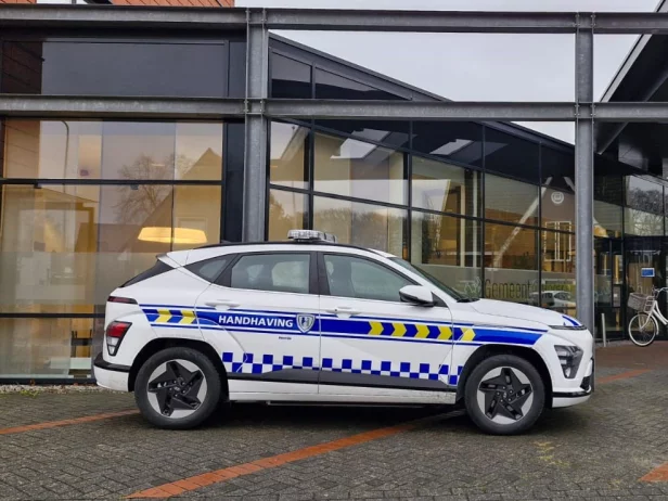 Hyundai Kona handhavingsvoertuig met 48-inch Haztec Xpert dakset, SoundOff Signal Fascia mPower flitsers, achterklepflitsers, ModuLux-bediening en Marelko signalering