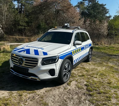 Voorkant handhavingsvoertuig uitgerust met XPERT SL-dakset met amberkleurige LED-hoeken en krachtig zoeklicht, geleverd door Marelko