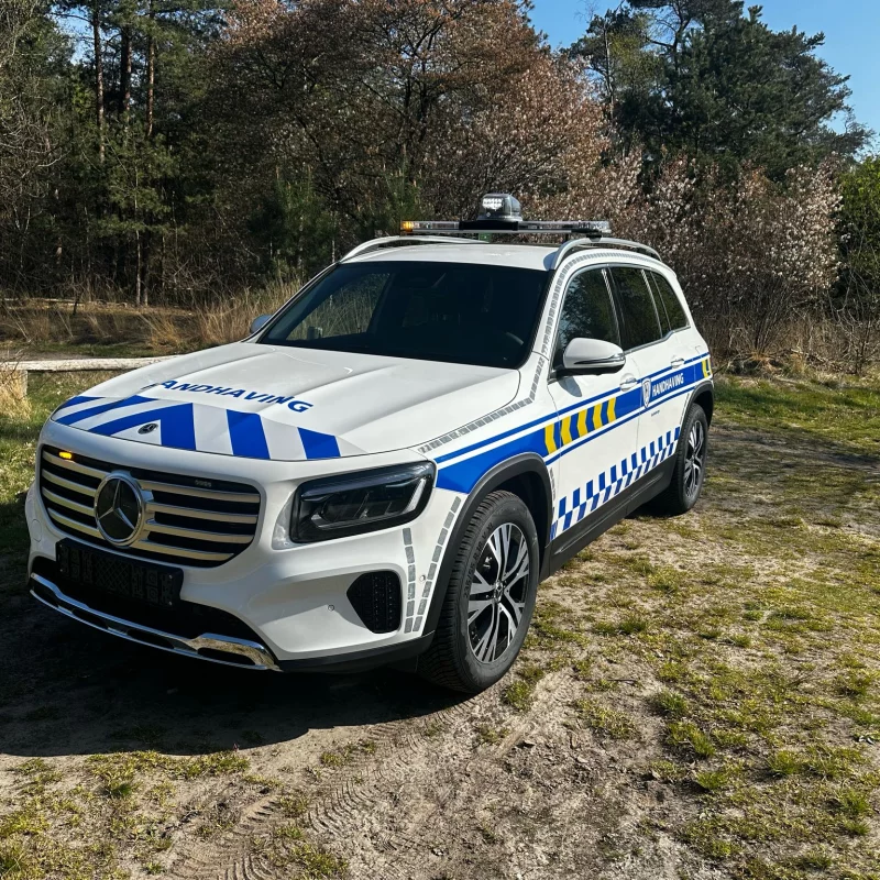 Voorkant handhavingsvoertuig uitgerust met XPERT SL-dakset met amberkleurige LED-hoeken en krachtig zoeklicht, geleverd door Marelko