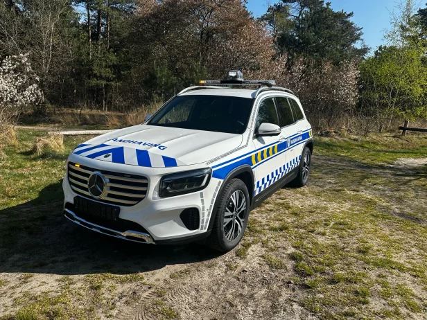Voorkant handhavingsvoertuig uitgerust met XPERT SL-dakset met amberkleurige LED-hoeken en krachtig zoeklicht, geleverd door Marelko