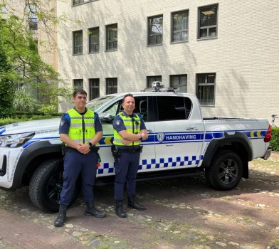 Volledig zijaanzicht van Toyota Hilux handhavingsvoertuig Gemeente Meerssen met handhavers in beeld