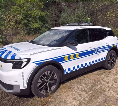 Volledig zijkantbeeld van het nieuwe handhavingsvoertuig Ford Explorer EV voor Gemeente Meerssen, geleverd door Marelko