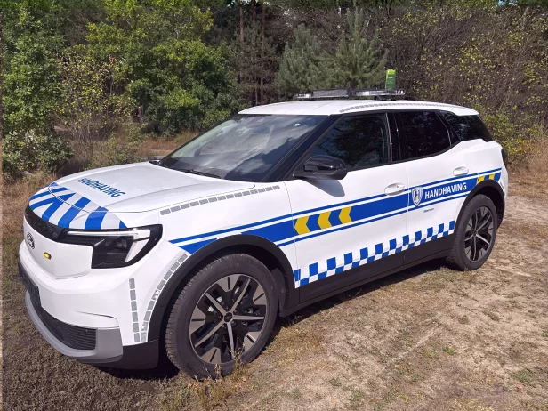 Volledig zijkantbeeld van het nieuwe handhavingsvoertuig Ford Explorer EV voor Gemeente Meerssen, geleverd door Marelko
