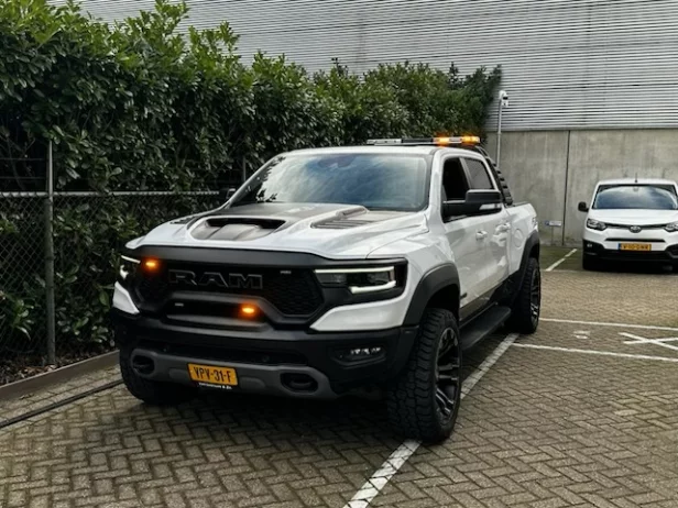 Witte Dodge RAM met amber Haztec Xpert SL dakset signalering, uitgerust door Marelko