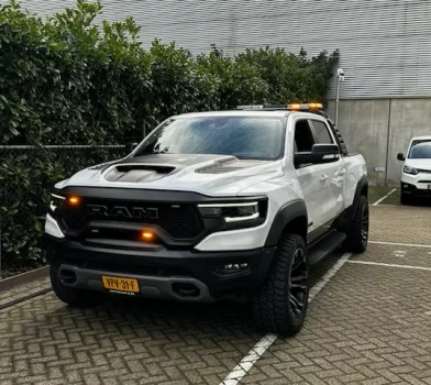Witte Dodge RAM met amber Haztec Xpert SL dakset signalering, uitgerust door Marelko
