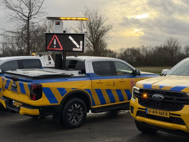 Nieuwe Ford Ranger PHEV van Provincie Limburg, volledig opgebouwd door Marelko, gefotografeerd buiten op locatie