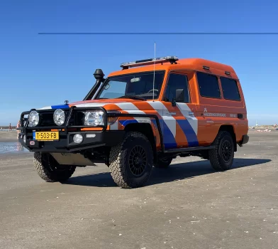Toyota Landcruiser strandvoertuig reddingsbrigade Nederland signalering geleverd door Marelko, XPERT SL lichtbalk en flitser in de gril en achterzijde.